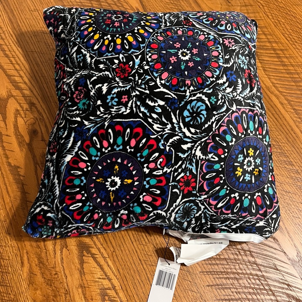 LAST ONE❗️NWT Vera Bradley Decorative throw pillow Stained Glass Medallion 🎄🎁